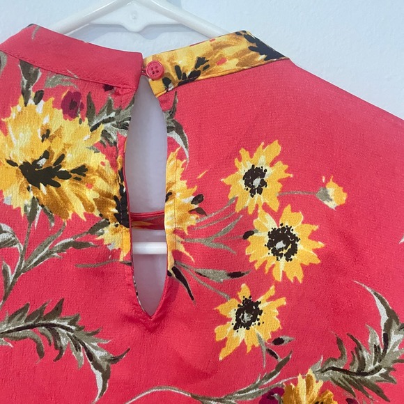 Express Red Sunflower Print Keyhole Lightweight Satin Feel Blouse Size Small - Picture 8 of 9